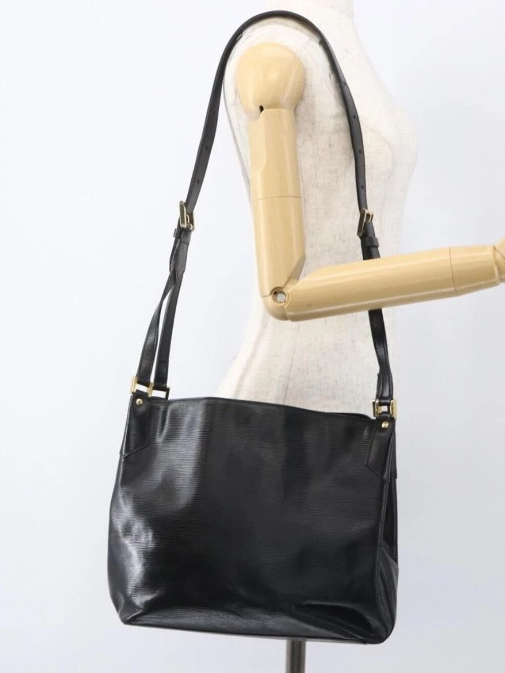 LOUIS VUITTON Epi Mandala MM Shoulder Bag Black M58892 LV Auth ka1342